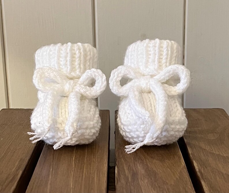 Patrón de tejido para patucos de bebé con lazo para recién nacidos a 6 meses, para principiantes, patrón fácil de tejer, vuelta a vuelta, en inglés, PDF, descarga. Calcetines de bebé tejidos. imagen 5