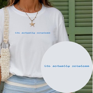 Der Teufel trägt Prada Cerulean gestickte Themen Komfort Farben T-Shirt | Miranda Priestly Fächer