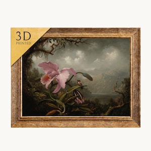 Könnte beinhalten: Gerahmtes 3D-gedrucktes Kunstwerk mit einem Gemälde einer rosa Orchidee und einem Kolibri. Das Kunstwerk ist vor einer Landschaft mit See und Bergen platziert und in einem goldfarbenen Holzrahmen gerahmt. Der Text "3D PRINTED" ist sichtbar.