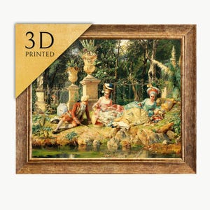 Pode incluir: Uma peça de arte de parede impressa em 3D e emoldurada, apresentando uma pintura a óleo clássica de três figuras com roupas de época relaxando perto de um lago em um jardim. A obra possui uma moldura dourada e o texto 3D PRINTED.
