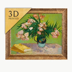 Puede incluir: Una obra de arte enmarcada e impresa en 3D que presenta un bodegón de flores en un jarrón, un libro y un fondo verde claro. Las flores son rosas y blancas, con hojas verdes. El marco es dorado.