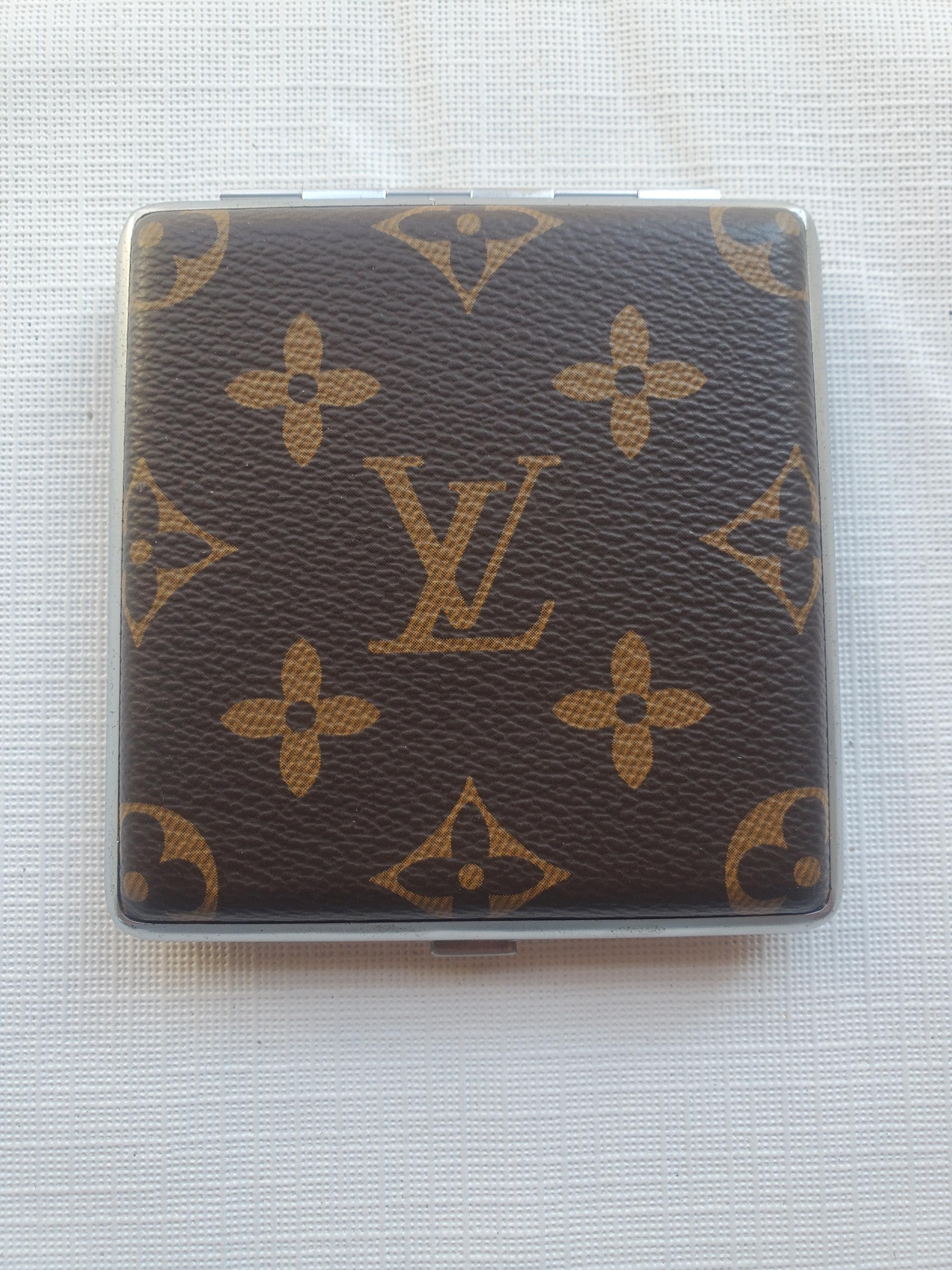 louis vuitton cigarette case metal Mitening Box:4 Pcs PU Leather Cigarette Case, Stainless Steel Cigarette for 20 Cigarettes, Practical Accessory for Men and Women (3.8 x 3.7 x 0.7 inches) Health & Personal Care A new modern motif has been lasered on the metallic plaque hiding the credo humidificator and on the removable wooden tray. Retro Metal Cigarette Case Small