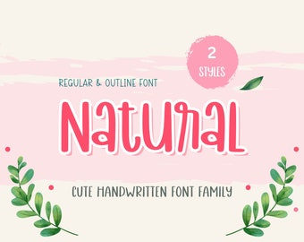 Könnte beinhalten: Eine digitale Grafik mit dem Text Natural in einer rosa Handschrift-Schriftart mit weißer Umrandung. Darunter stehen die Texte Regular & Outline Font und Cute Handwritten Font Family. Ein rosa Kreis zeigt 2 Styles, ergänzt durch grüne Blätter.