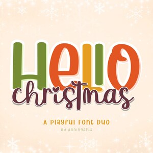 Puede incluir: Un diseño gráfico colorido con el texto "Hello Christmas" en un estilo de fuente juguetón. El texto está en un contorno blanco con un esquema de color rojo, amarillo, verde y naranja. El fondo es rosa claro con un patrón de copos de nieve blancos.