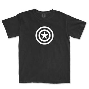 Puede incluir: Camiseta negra con un dise&ntilde;o gr&aacute;fico blanco de una estrella dentro de un escudo circular. El dise&ntilde;o est&aacute; centrado en la parte delantera de la camiseta. La camiseta tiene mangas cortas y cuello redondo.