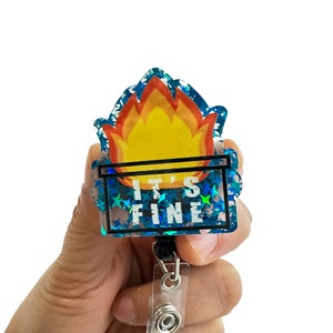 To jest Fine Dumpster Fire Badge Reel zwijany, zabawny bęben na odznakę, uroczy bęben na odznakę pielęgniarki, bęben na odznakę ER, uchwyt na identyfikator medyczny