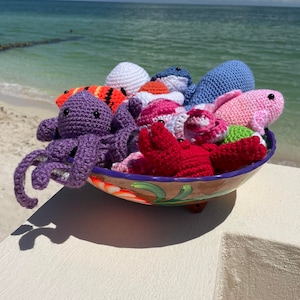 Criaturas marinas, ballena, tiburón, delfín, cangrejo, medusa, raya, pulpo, 2 peces (payaso y ángel) y tortuga (un total de 10)