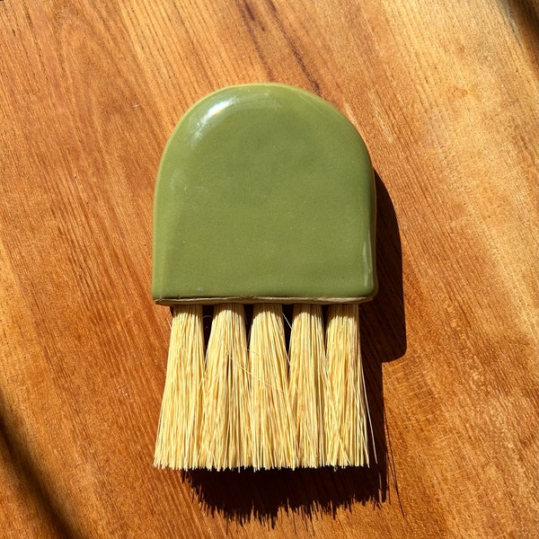 Medium Avocado Brush