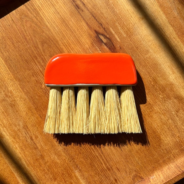 Medium Mango Brush