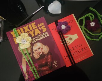 Gehäkeltes Blumen Lesezeichen.