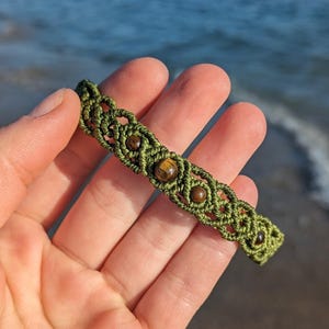 Green macrame bracelet with tiger's eye • boho gemstone bead bracelet • handmade hippie jewelry • friendship bracelet • partner bracelet