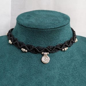 Zwarte en zilveren choker met hanger • Handgemaakte macramé ketting met knoopjes • Gepersonaliseerde hippie kralen choker • Etnische sieraden