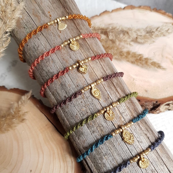 Makramee Armband Spirale mit Messingperlen und Anhänger