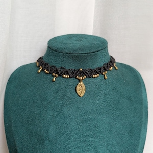 Makramee Choker Halskette • schwarz goldene boho chic Kette handgemacht • ethno Halsband mit Anhänger • Geschenkidee für Damen