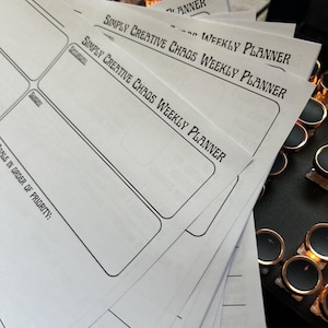 Simply Creative Chaos Weekly Planner: Undated Goal Setting Pages with Prompts