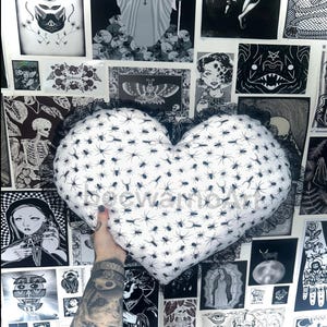 Cuscino reversibile a forma di cuore in pizzo per Halloween, decorazione spaventosa, regalo natalizio, gotico, emo, strega, horror, tatuaggio alternativo, ragno
