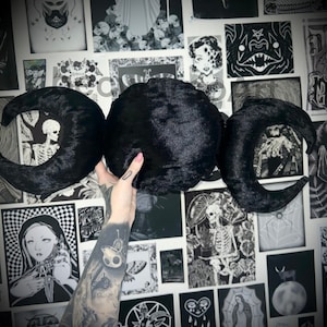 Op de afbeelding: Zwart fluwelen halve maan kussen met drie aan elkaar verbonden manen. Het kussen is zacht en pluche en perfect om elke kamer een vleugje gotische decoratie te geven.