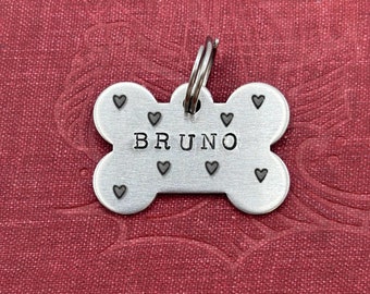 Valentijnsdag hond BONE ID-tag met harten, aangepaste halsband tag, dog tag voor honden kat, huisdier ID tag, hond naam tag huisdier tag, kitten kat charme