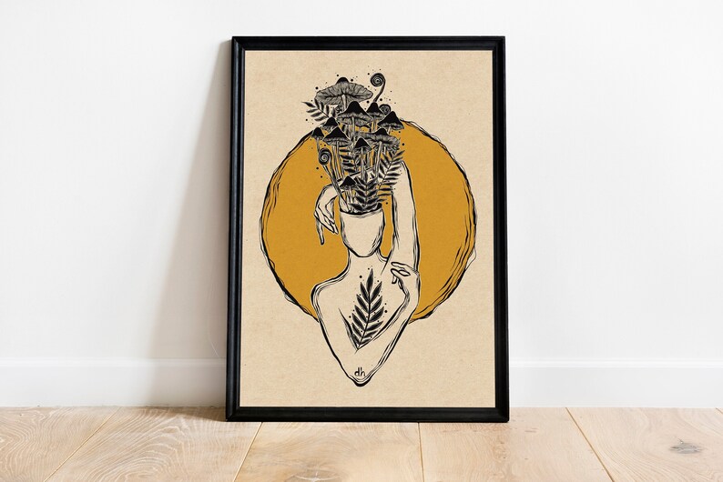 Peut inclure: Un dessin au trait noir et blanc d'une personne avec une t&ecirc;te pleine de champignons et de foug&egrave;res. La personne est entour&eacute;e d'un cercle jaune.