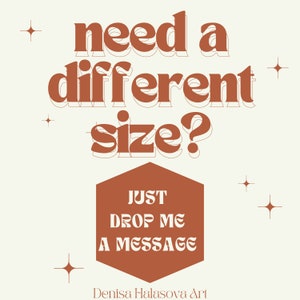 Peut inclure: Un design graphique avec le texte "need a different size? JUST DROP ME A MESSAGE" dans un hexagone brun avec un contour blanc. Le texte est dans un style de police r&eacute;tro. L'arri&egrave;re-plan est de couleur beige clair avec de petites &eacute;toiles blanches dispers&eacute;es autour du design. Le texte "Denisa Halasova Art" est en bas du design.