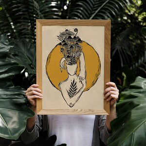 Peut inclure: Une illustration encadr&eacute;e d'une personne avec une t&ecirc;te pleine de champignons et de foug&egrave;res, entour&eacute;e d'un cercle jaune sur un fond beige.