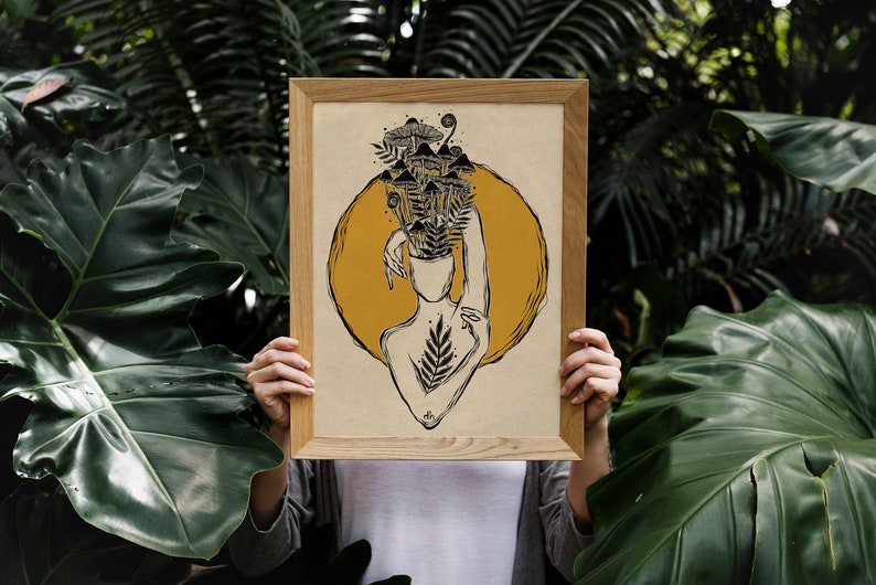 Peut inclure: Une illustration encadr&eacute;e d'une personne avec une t&ecirc;te pleine de champignons et de foug&egrave;res, entour&eacute;e d'un cercle jaune sur un fond beige.