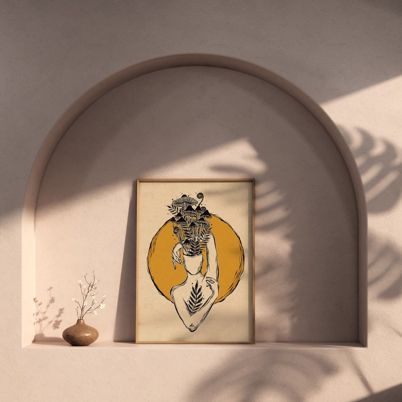 Peut inclure: Une illustration en noir et blanc d'une personne avec une t&ecirc;te pleine de plantes et de champignons. L'illustration est plac&eacute;e sur un cercle jaune sur un fond beige.