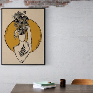Peut inclure: Une illustration en noir et blanc d'une personne avec une t&ecirc;te pleine de champignons et de foug&egrave;res. La personne se tient devant un grand cercle jaune.