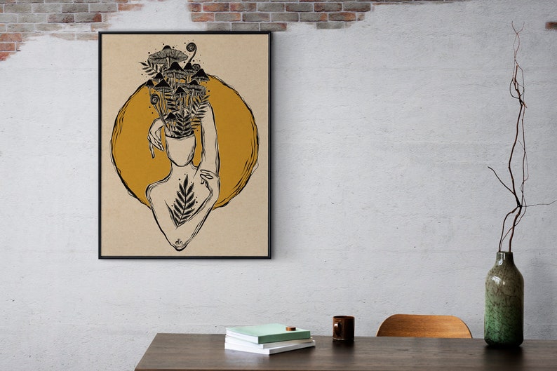 Peut inclure: Une illustration en noir et blanc d'une personne avec une t&ecirc;te pleine de champignons et de foug&egrave;res. La personne se tient devant un grand cercle jaune.