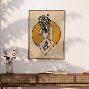 Peut inclure: Un dessin au trait noir et blanc d'une personne avec un cercle de champignons qui poussent sur sa t&ecirc;te. L'arri&egrave;re-plan est un cercle jaune sur une toile beige.
