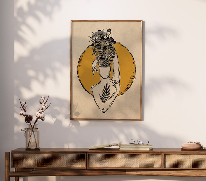 Peut inclure: Un dessin au trait noir et blanc d'une personne avec un cercle de champignons qui poussent sur sa t&ecirc;te. L'arri&egrave;re-plan est un cercle jaune sur une toile beige.