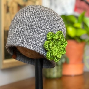 Chapeau d’hiver pour femmes, chapeau au crochet fait à la main, bonnet au crochet pour dames, chapeau formel des années 1920, chapeau de style rétro, casquette à clapet, chapeau d’hiver gris