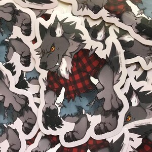 以下が含まれることがあります： 漫画の狼男のキャラクターが描かれたステッカーのコレクション。狼男は灰色の毛皮、オレンジ色の目を持ち、赤と黒のチェック柄のシャツと破れた青いジーンズを着ています。ステッカーは白で、型抜きされた形をしています。