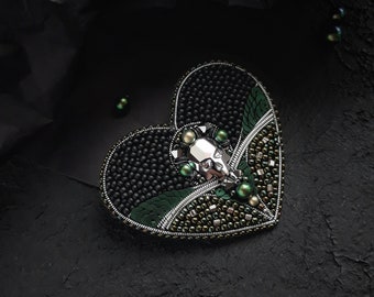 Broche cœur noir avec crâne en cristal, broche brodée, broche faite à la main, épingle coeur, broche gothique, broche crâne