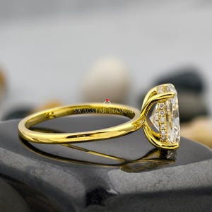 Pierścionek zaręczynowy z owalnym szlifem i ukrytym halo o masie 3 karatów. Pierścionek z owalnym szlifem i diamentem laboratoryjnym. Pierścionek z diamentem z certyfikatem IGI. Pierścionek na rocznicę ślubu. Prezent dla niej.