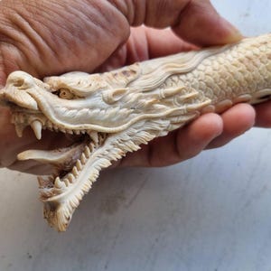 手彫りのドラゴンナイフハンドル - 本物の鹿角のダガーハンドル