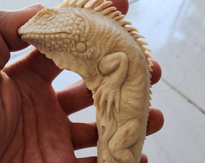 Deer antler carving iguana