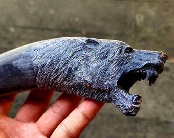 Carved Bear Head Horn Grip – Tribal Animal Carving for Custom Blades