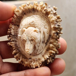Hand-Carved Tribal Face Pendant – Natural Antler/Bone Art