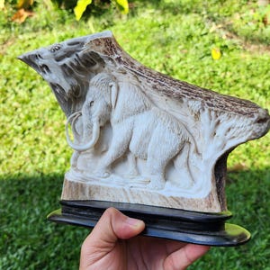 Escultura de mamut tallada en asta de alce