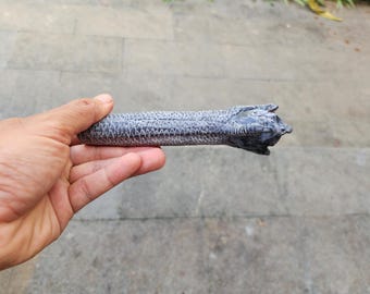 knife handle buffalo horn skull on hand