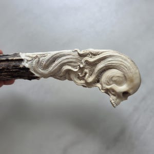 Manche de couteau en bois de cerf sculpté à la main - Motif crâne et tentacule de pieuvre - Couronne de cerf naturelle