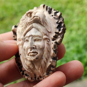 Hand-Carved Tribal Face Pendant – Natural Antler/Bone Art