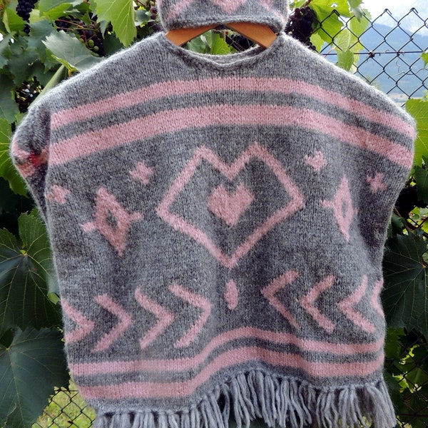 Poncho à franges tricoté