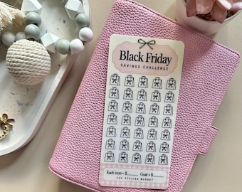 Puede incluir: Una tarjeta de seguimiento rectangular Black Friday Savings Challenge con borde rosa y una cuadrícula de treinta y cinco iconos de bolsas de compras negras. El texto dice Black Friday SAVINGS CHALLENGE, Each icon = $____ Goal = $____, THE STYLISH BUDGET.