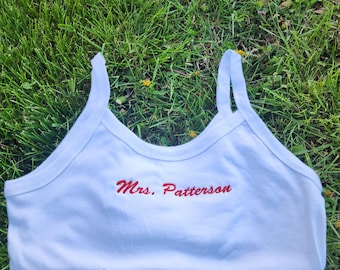 Camiseta sin mangas bordada personalizada, top corto con bordado personalizado, regalo para la novia, idea para una frase pegadiza de despedida de soltera.