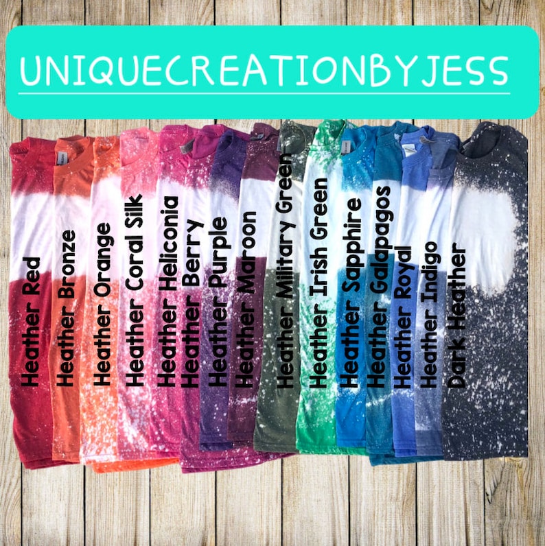 Puede incluir: Una fila de 15 camisetas de diferentes colores con un dise&ntilde;o blanqueado en blanco. Los colores incluyen rojo, bronce, naranja, seda coral, heliconia, baya, morado, marr&oacute;n, verde militar, verde irland&eacute;s, zafiro, Gal&aacute;pagos, real, &iacute;ndigo y gris oscuro.