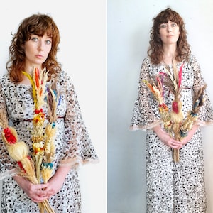 Vintage 1970er Jahre grau-weiß einfarbig florales Maxi-Präriekleid mit Statement-Ärmeln - Größe L