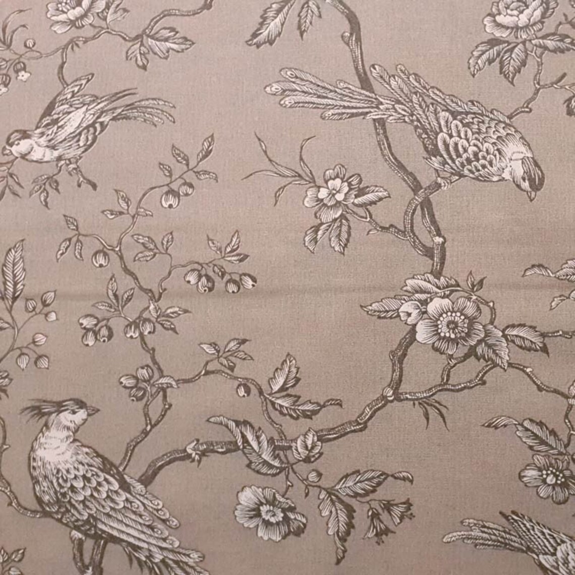 Toile De Jouy Coton Histoire D'Eau Sépia Fond Lin Par Thévenon - Vente Au Demi-mètre