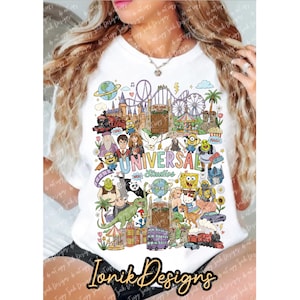 Puede incluir: Una camiseta blanca con un estampado gr&aacute;fico colorido de varios personajes animados, atracciones de parques tem&aacute;ticos y el texto Universal Studios. El dise&ntilde;o incluye ilustraciones de un globo terr&aacute;queo, monta&ntilde;as rusas y un castillo.